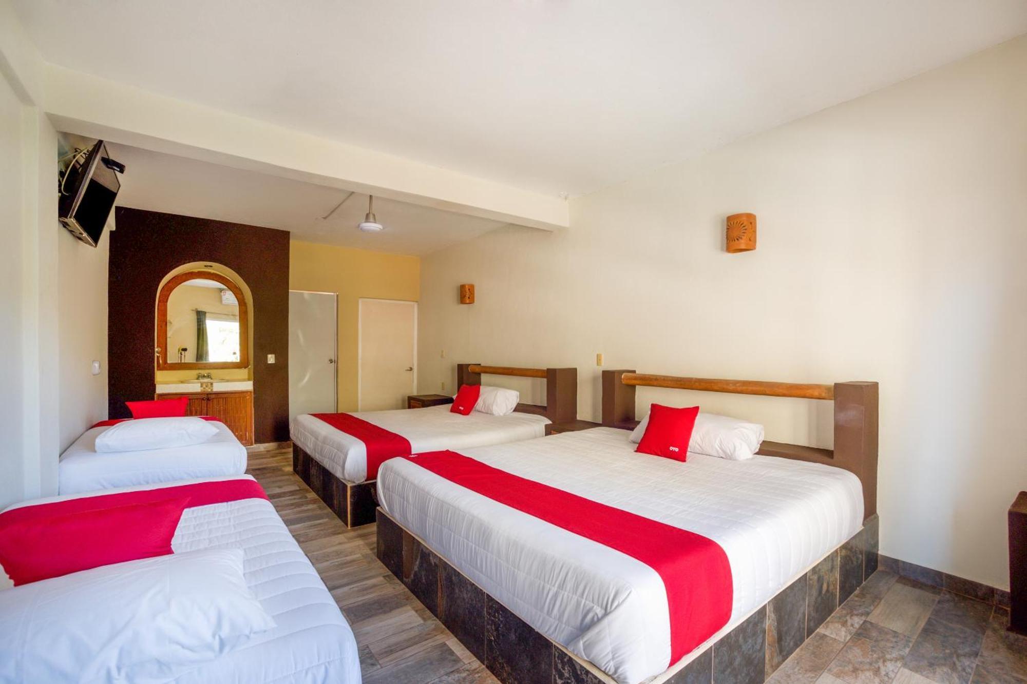 Oyo Hotel Posada Lys, Zihuatanejo Ngoại thất bức ảnh